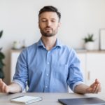 Homme relaxé au travail HSE